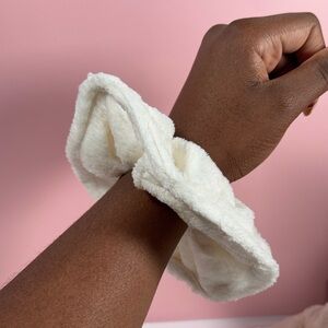 Facial cleansing bands